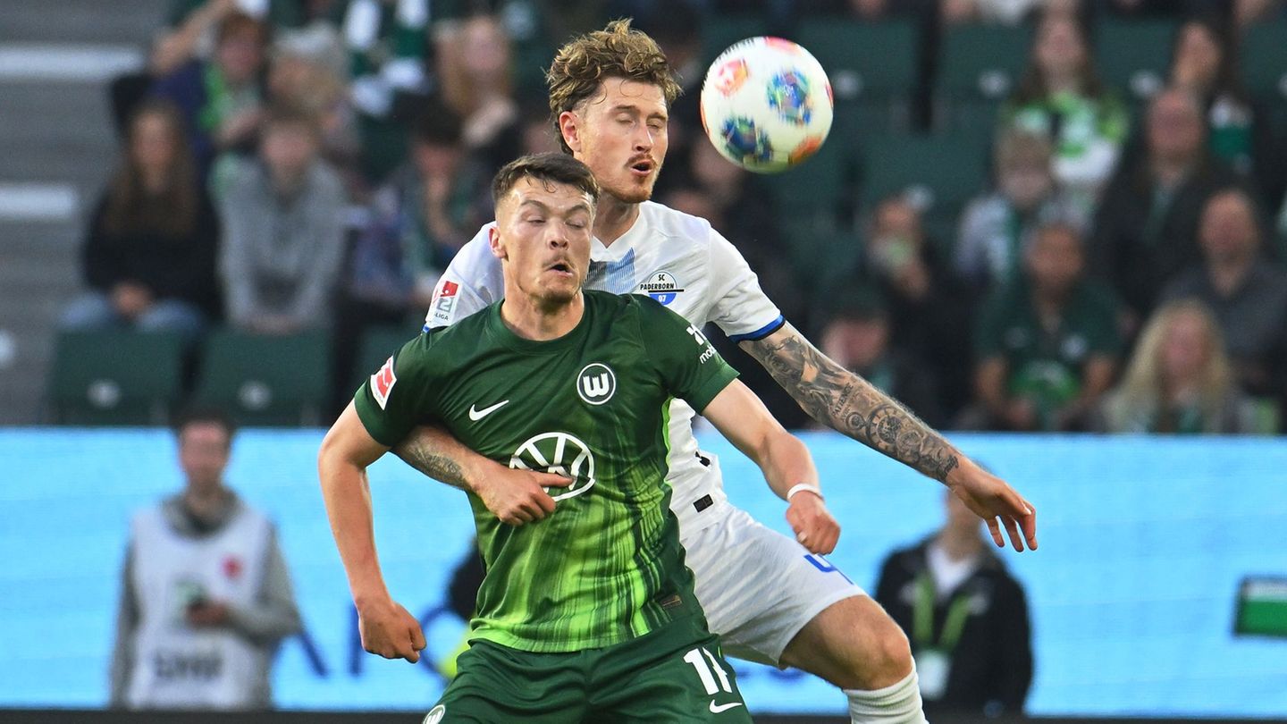 Calvin Brackelmann vom SC Paderborn und der Wolfsburger Dzenan Pejcinovic (vorne) im Zweikampf. Foto: Swen Pförtner/dpa