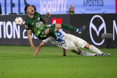 Ein Spieler des VfL Wolfsburg schreit nach einem Foul seines Gegenspielers vom SC Paderborn auf