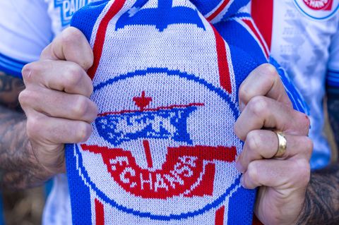 Ein Fan zeigt seinen Schal von Hans Rostock. (Symbolbild) Foto: Frank Hammerschmidt/dpa
