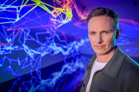 Social Media macht süchtig: Dies dürfte eine Erkenntnis Jochen Breyers und Julia Friedrichs aus ihrem Film "Die Wahrheit über Social Media – mit Jochen Breyer" sein. Nun beginnen mehrere Länder und Gesellschaften damit, sich gegen die Tech-Konzerne hinter Social Media zu wehren.
