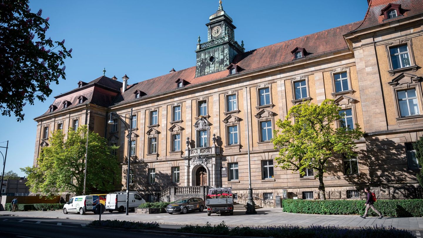 Die Eltern stehen wegen fahrlässiger Tötung vor Gericht in Schweinfurt. (Archivbild) Foto: Daniel Vogl/dpa