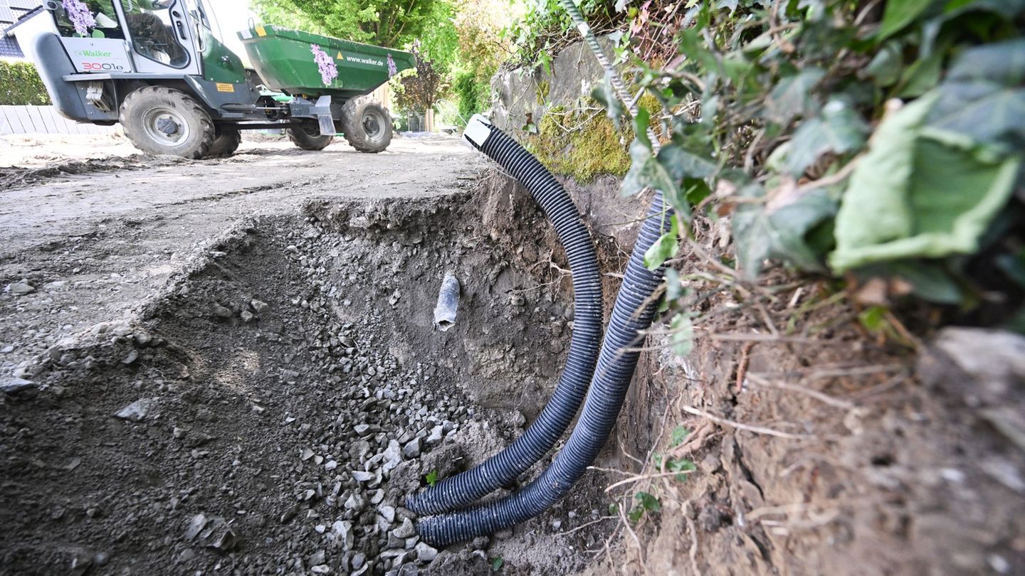 Leitungen liegen manchmal nur ein kleines Stück unter der Oberfläche. Foto: Bernd Weißbrod/dpa