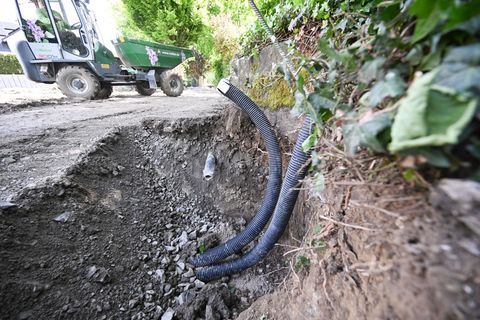 Leitungen liegen manchmal nur ein kleines Stück unter der Oberfläche. Foto: Bernd Weißbrod/dpa