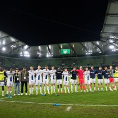 Paderborner Freude über das 0:0 in Wolfsburg. Foto: Julian Stratenschulte/dpa
