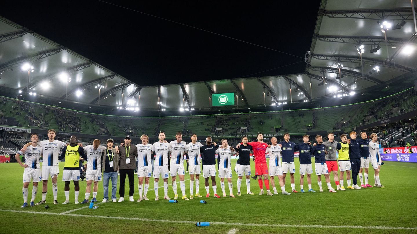 Paderborner Freude über das 0:0 in Wolfsburg. Foto: Julian Stratenschulte/dpa
