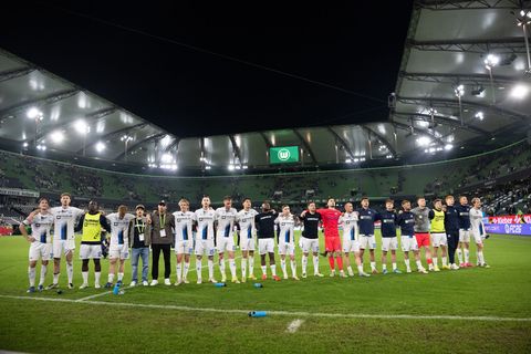 Paderborner Freude über das 0:0 in Wolfsburg. Foto: Julian Stratenschulte/dpa