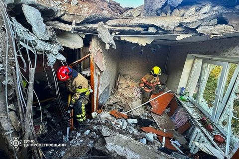 Immer wieder schlagen russische Bomben und Drohnen in ukrainischen Städten ein. Foto: Uncredited/Ukrainian Emergency Service/dpa