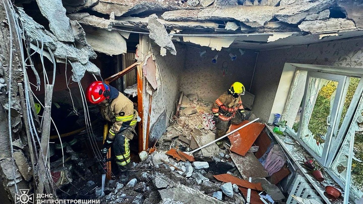 Immer wieder schlagen russische Bomben und Drohnen in ukrainischen Städten ein. Foto: Uncredited/Ukrainian Emergency Service/dpa