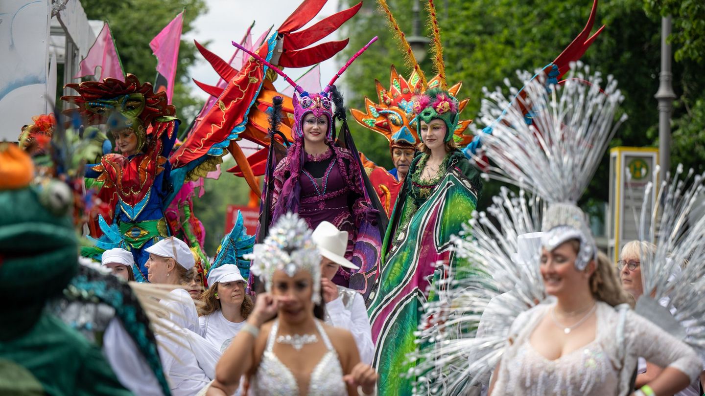 Der Berliner Karneval der Kulturen beginnt am Freitagnachmittag mit einem Straßenfest. (Archivbild) Foto: Monika Skolimowska/dpa