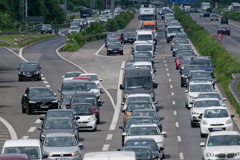Rund um Pfingsten wird es auf den Autobahnen wieder voll. (Archivbild) Foto: Henning Kaiser/dpa