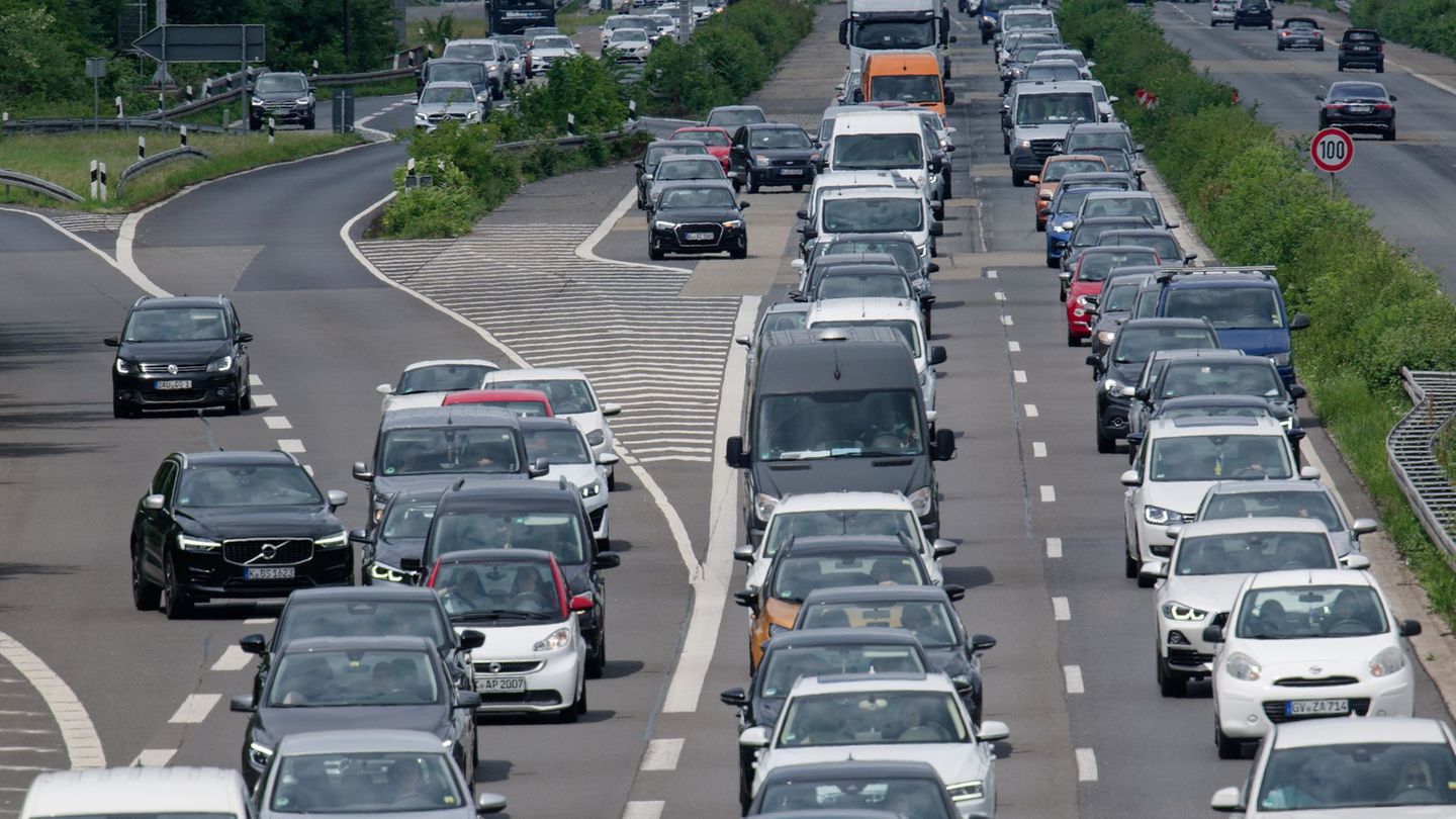 Rund um Pfingsten wird es auf den Autobahnen wieder voll. (Archivbild) Foto: Henning Kaiser/dpa