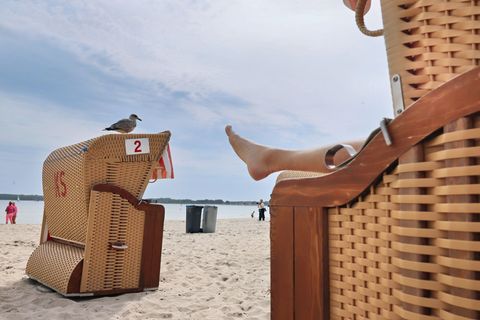 Am Pfingstwochenende locken bei frühsommerlichem Wetter die Strände in Schleswig-Holstein. (Archivbild) Foto: Ulrich Perrey/dpa