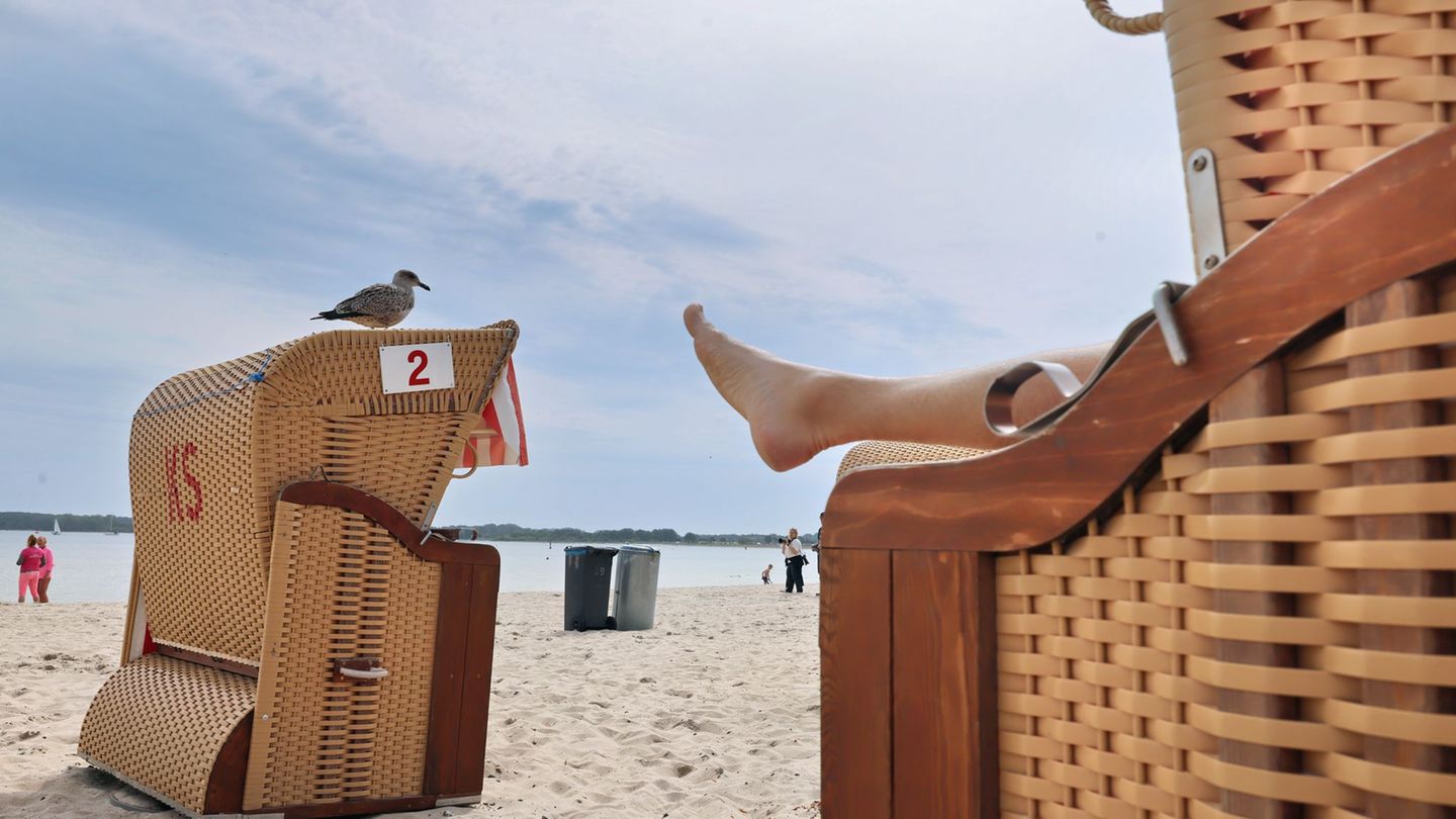 Am Pfingstwochenende locken bei frühsommerlichem Wetter die Strände in Schleswig-Holstein. (Archivbild) Foto: Ulrich Perrey/dpa