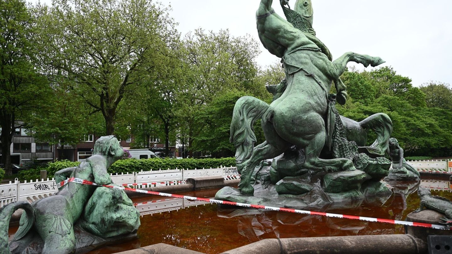 Das Wasser im Brunnen war Mitte Mai ohne bekannten Grund verfärbt. (Archiv) Foto: Katrin Luxenburger/dpa