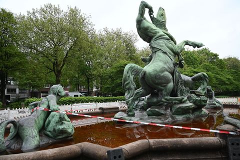 Das Wasser im Brunnen war Mitte Mai ohne bekannten Grund verfärbt. (Archiv) Foto: Katrin Luxenburger/dpa