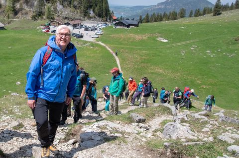 Schon 2019 wanderte der Bundespräsident mit dem Alpenverein und würdigte ehrenamtliche Leistungen. (Archivbild) Foto: Peter Knef