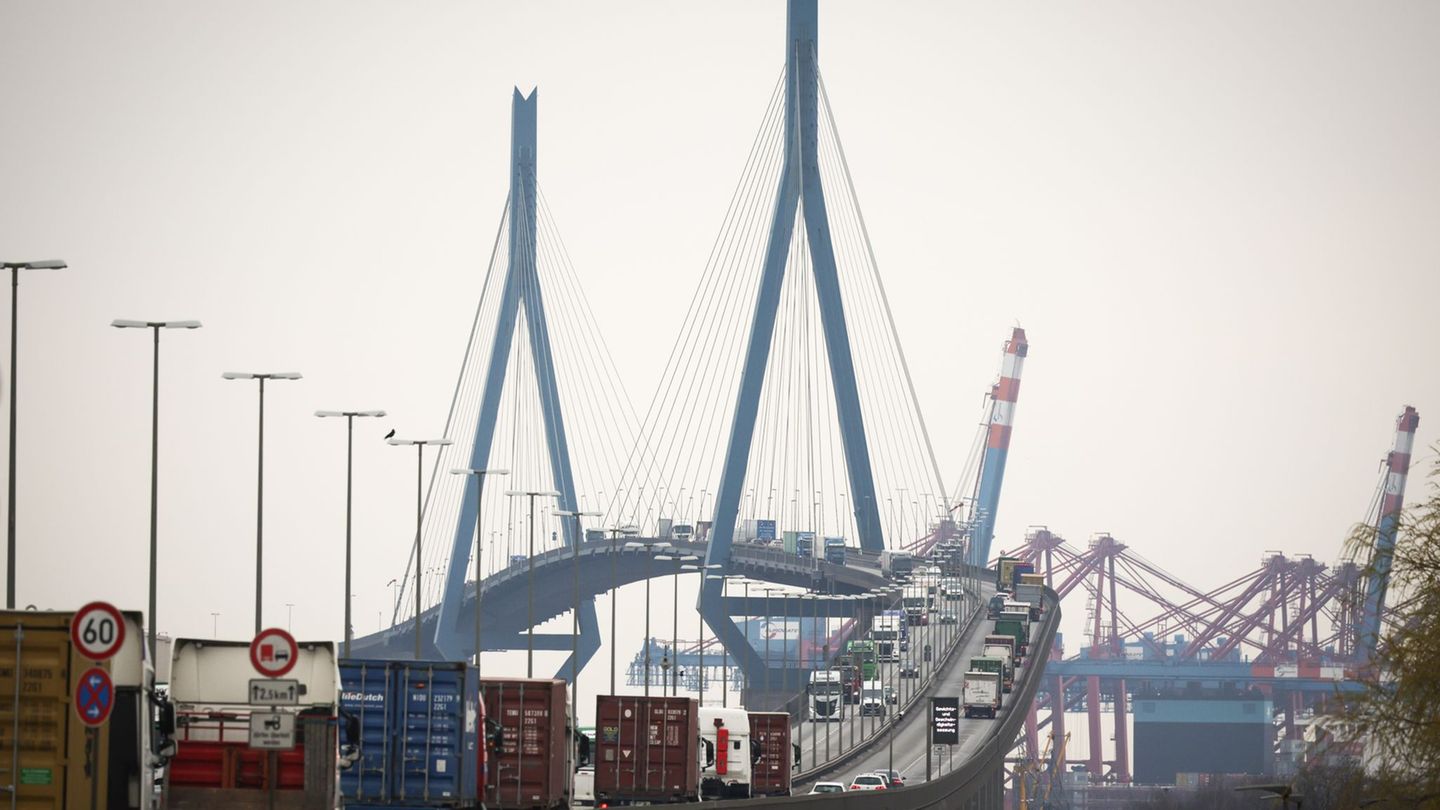 Blick auf die Köhlbrandbrücke: Vor allem für die Brücken im Hafen sind laut Senat Milliardeninvestitionen nötig. (Archivbild) Fo