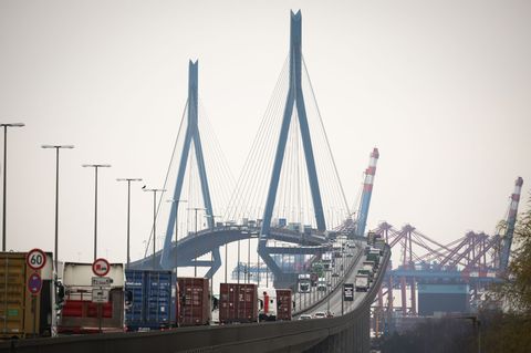 Blick auf die Köhlbrandbrücke: Vor allem für die Brücken im Hafen sind laut Senat Milliardeninvestitionen nötig. (Archivbild) Fo