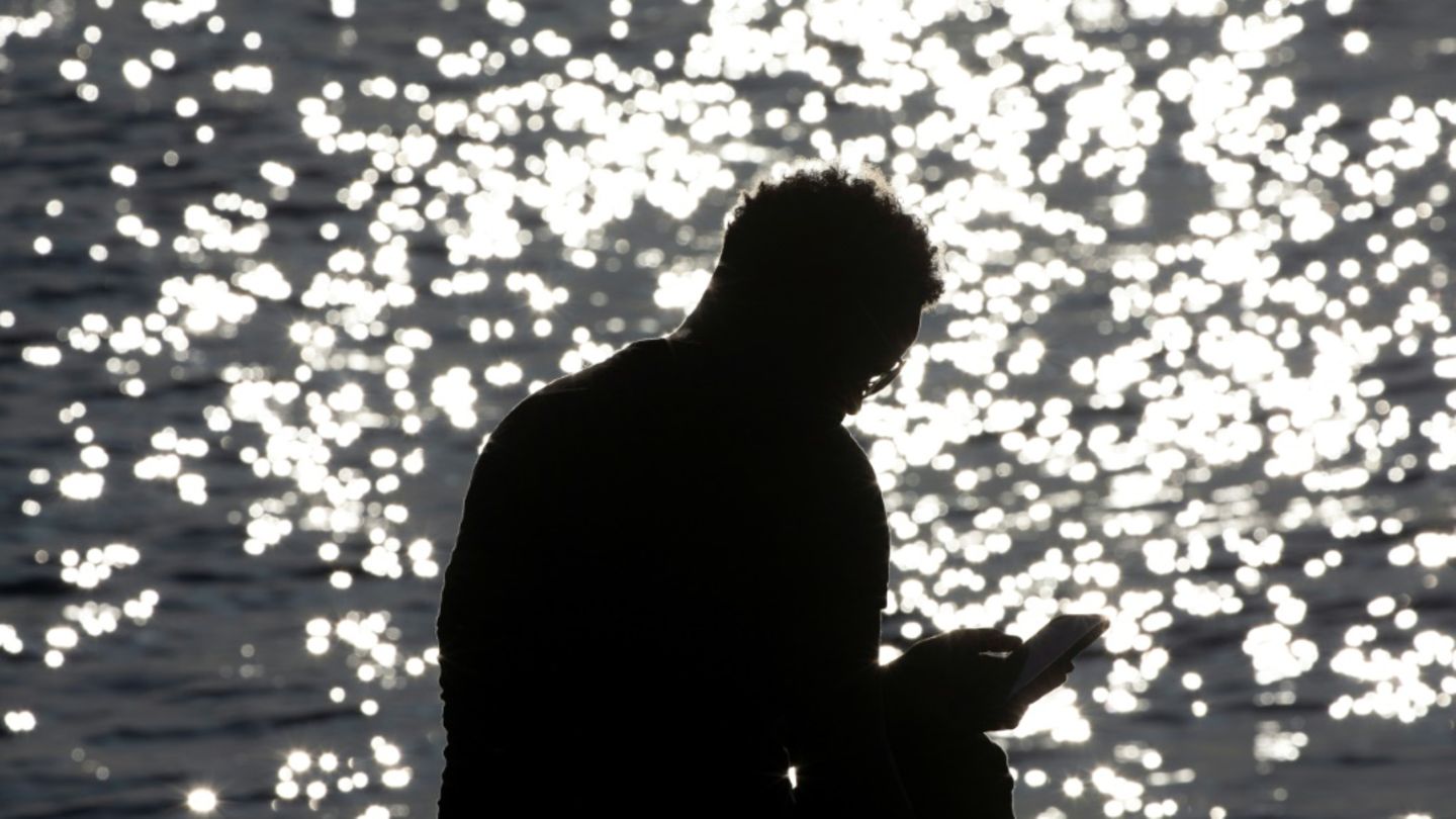 Mann mit Smartphone