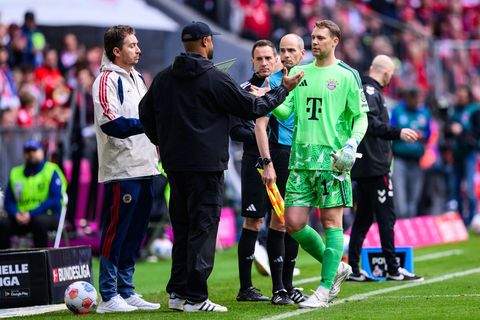 Nummer eins bei der WM, Zuschauer beim Pokalfinale? Bei Manuel Neuer (r), hier bei seiner Auswechslung gegen Köln, zwickt weiter