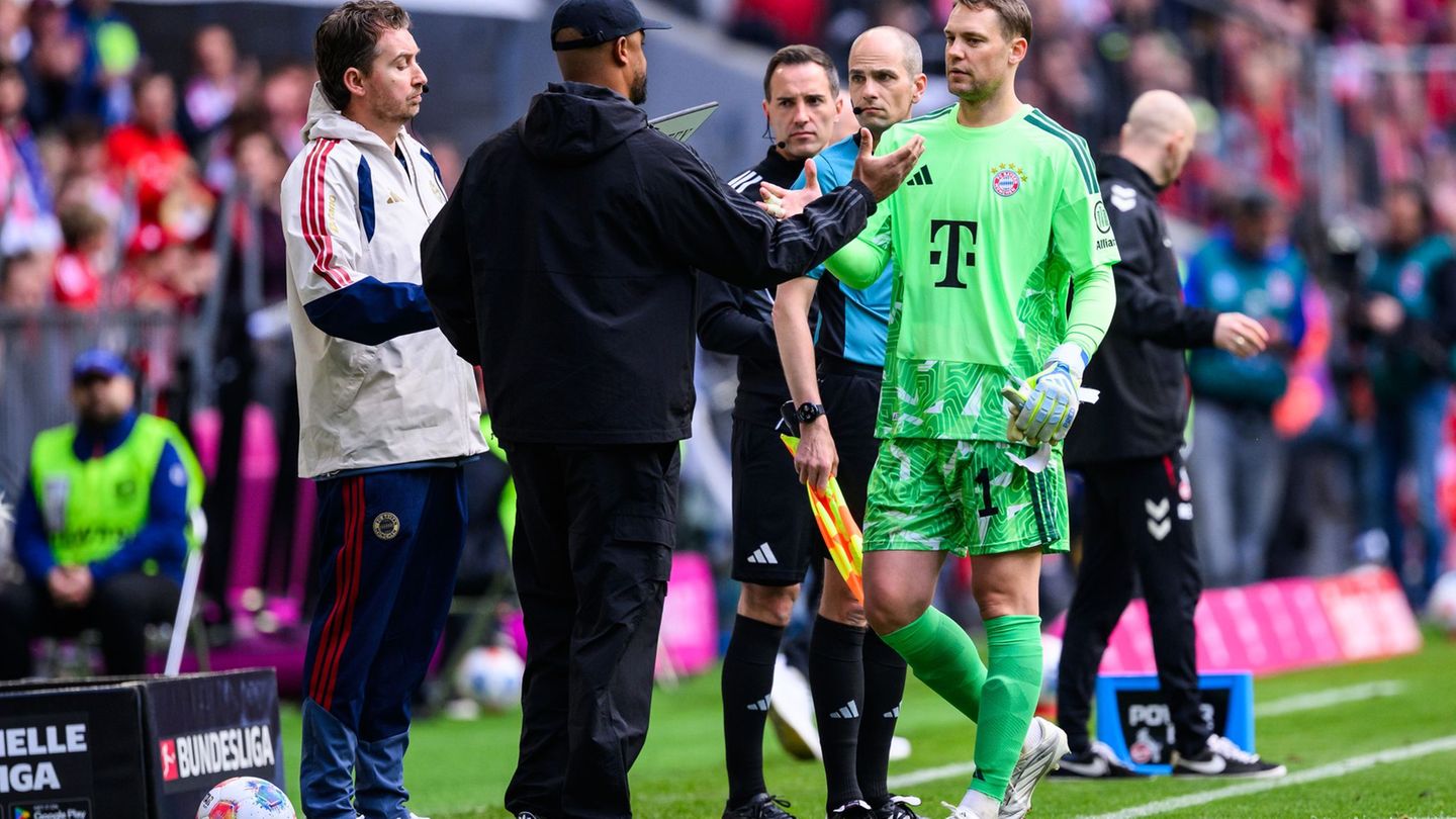 Nummer eins bei der WM, Zuschauer beim Pokalfinale? Bei Manuel Neuer (r), hier bei seiner Auswechslung gegen Köln, zwickt weiter