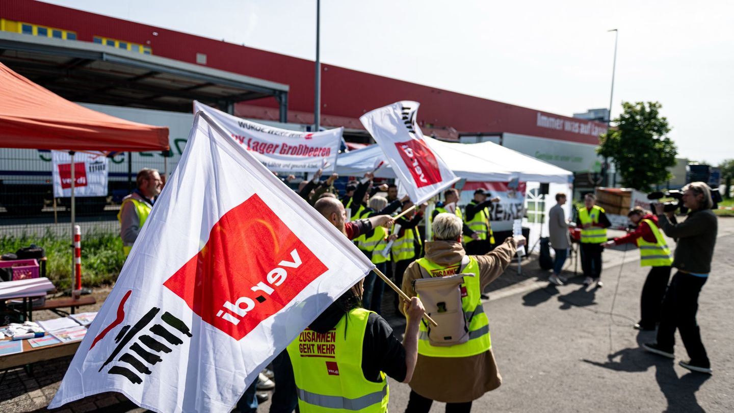 Vergangene Woche fand der erste Warnstreik statt. (Archivbild) Foto: Fabian Sommer/dpa