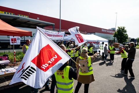Vergangene Woche fand der erste Warnstreik statt. (Archivbild) Foto: Fabian Sommer/dpa
