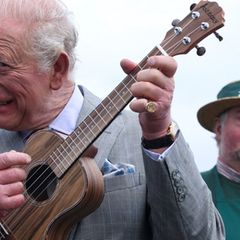 König Charles zeigt in Nordirland sein musikalisches Talent.