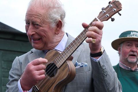 König Charles zeigt in Nordirland sein musikalisches Talent.
