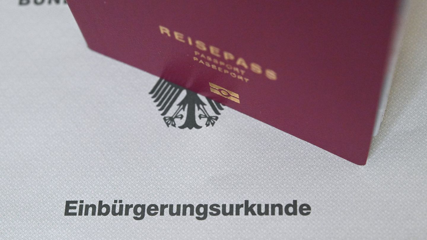 Im Jahr 2025 haben sich rund 76.000 Menschen in NRW einbürgern lassen. (Symbolbild) Foto: Marijan Murat/dpa