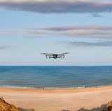 Kein Gesurre über den Stränden vieler Nord- und Ostseebadeorte. Sowohl im Nationalpark Wattenmeer, in dem unter anderem Sylt, Föhr und St. Peter Ording liegen, als auch an den Küsten von Usedom und Binz sind Drohnen verboten – das gilt übrigens auch generell für FKK-Gebiete. 