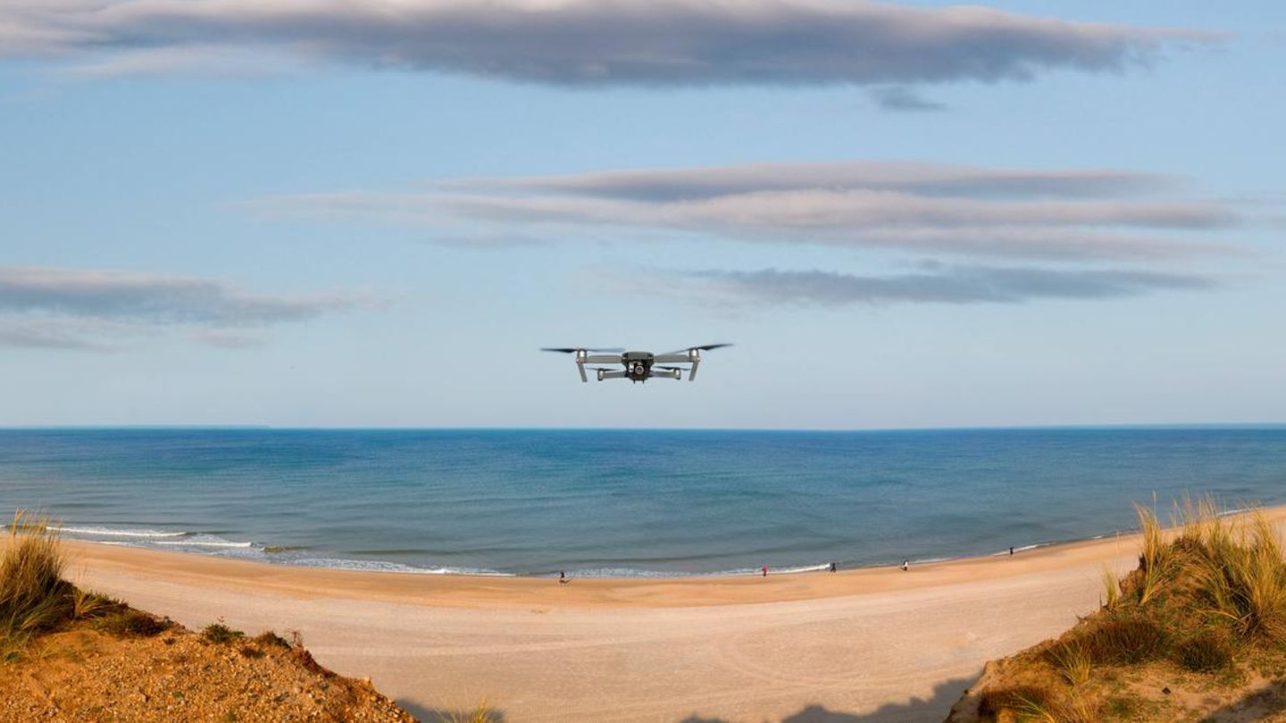 Kein Gesurre über den Stränden vieler Nord- und Ostseebadeorte. Sowohl im Nationalpark Wattenmeer, in dem unter anderem Sylt, Föhr und St. Peter Ording liegen, als auch an den Küsten von Usedom und Binz sind Drohnen verboten – das gilt übrigens auch generell für FKK-Gebiete. 