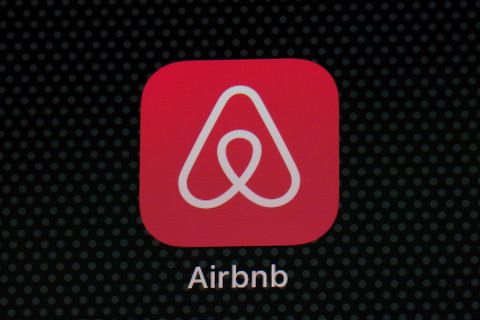 Künstliche Intelligenz soll die Airbnb-App stärker auf einzelne Nutzer zuschneiden. (Archivbild) Foto: Patrick Semansky/AP/dpa
