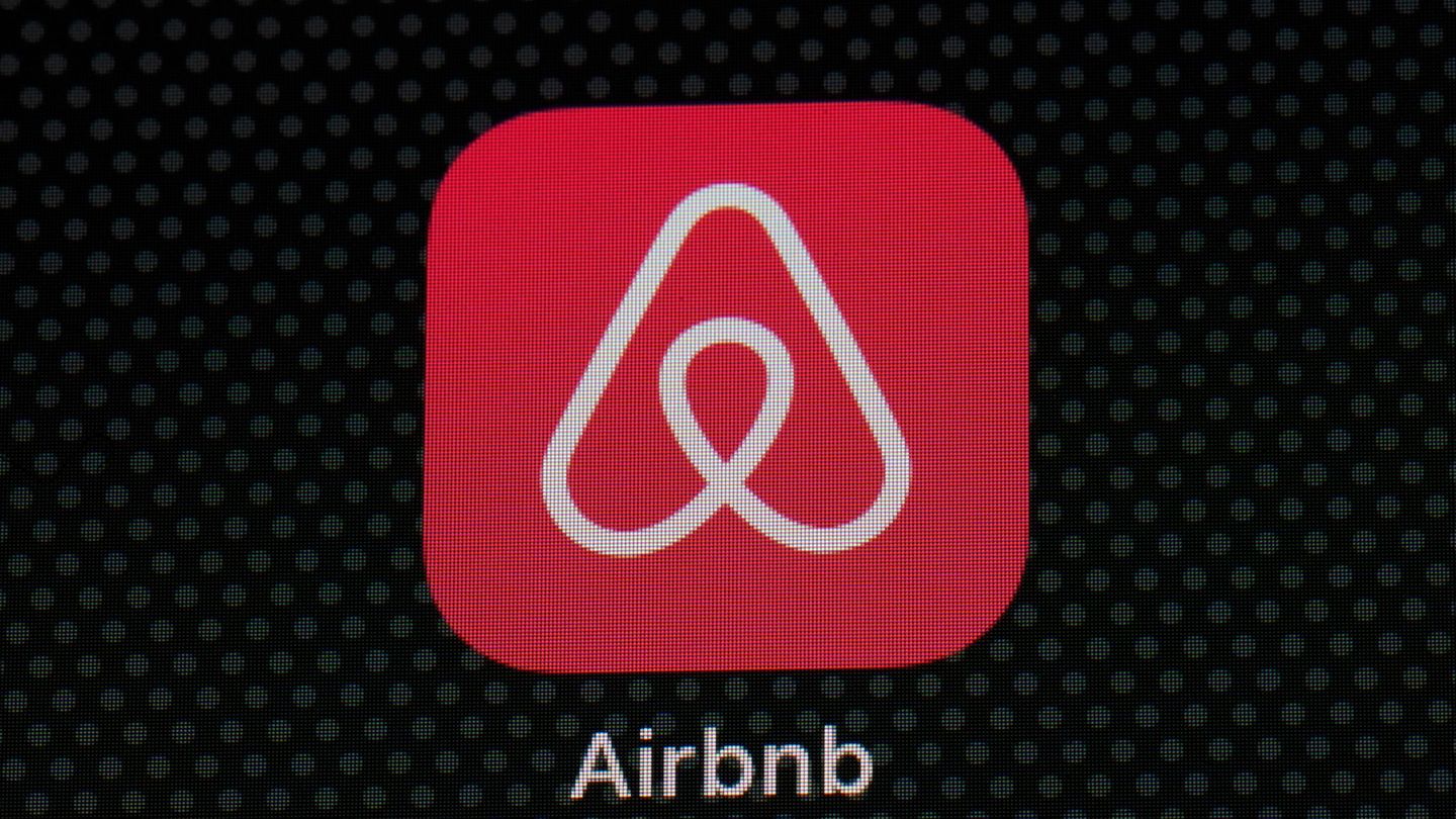 Künstliche Intelligenz soll die Airbnb-App stärker auf einzelne Nutzer zuschneiden. (Archivbild) Foto: Patrick Semansky/AP/dpa