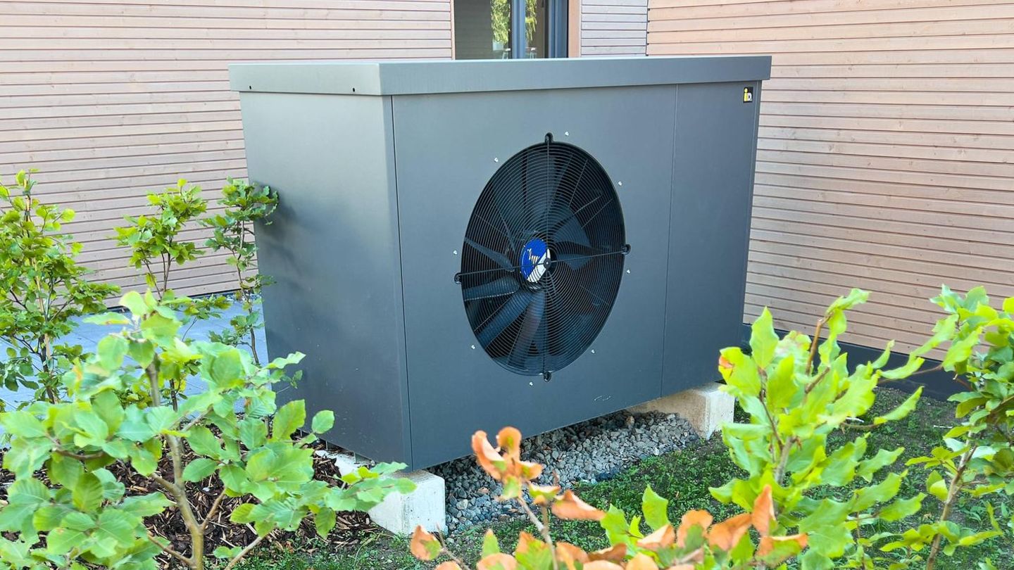 Eine Wärmepumpe steht vor einem Haus