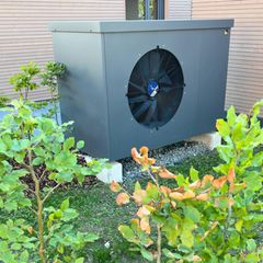 Eine Wärmepumpe steht vor einem Haus