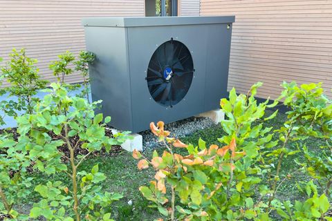 Eine Wärmepumpe steht vor einem Haus