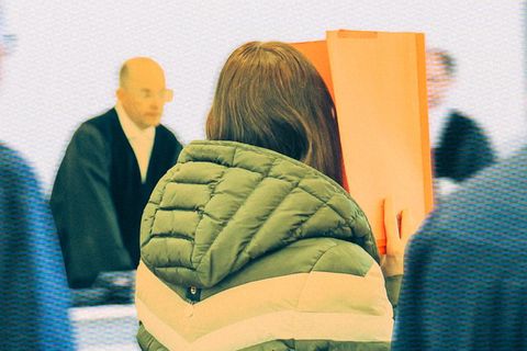 Die Angeklagte Gina H. ist mit dem Rücken zur Kamera gewandt. Vor ihr steht der Richter an seinem Pult.