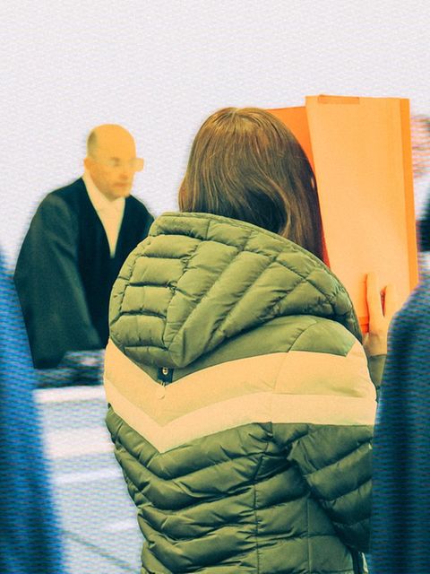 Die Angeklagte Gina H. ist mit dem Rücken zur Kamera gewandt. Vor ihr steht der Richter an seinem Pult.