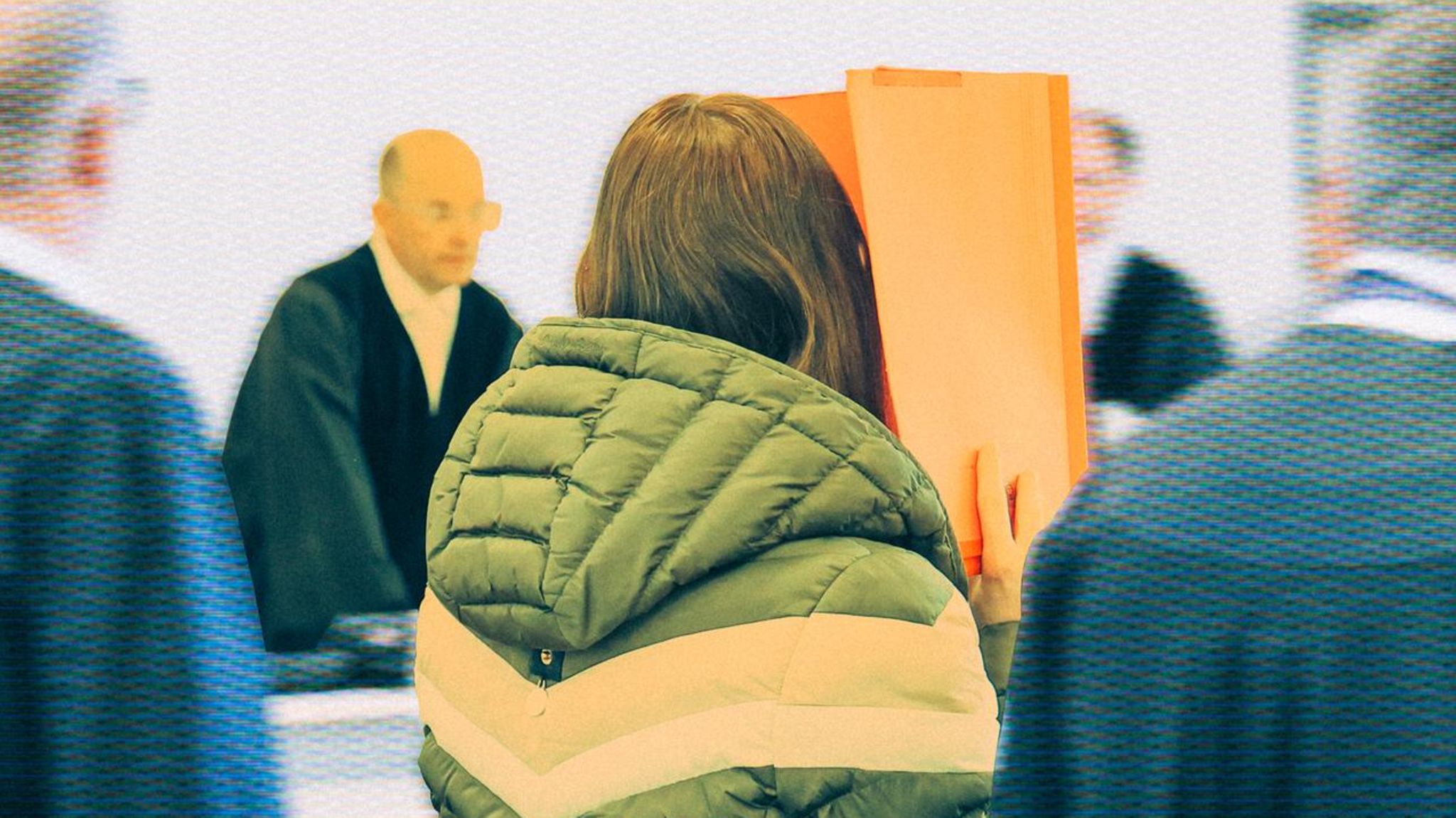 Die Angeklagte Gina H. ist mit dem Rücken zur Kamera gewandt. Vor ihr steht der Richter an seinem Pult.