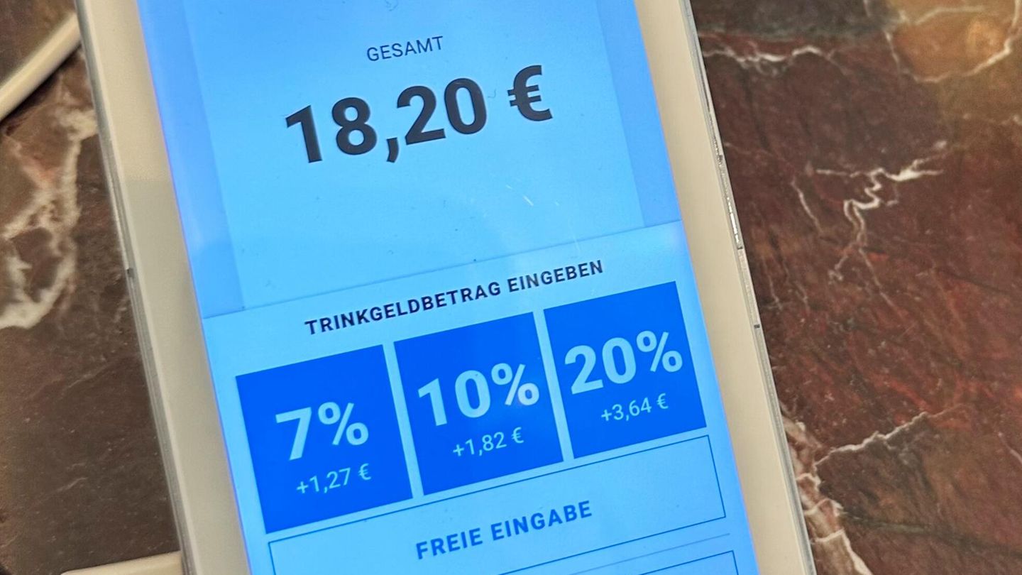 Kartenlesegerät zeigt Trinkgeld-Optionen an
