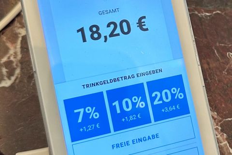 Kartenlesegerät zeigt Trinkgeld-Optionen an