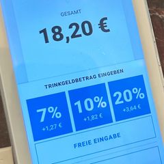 Kartenlesegerät zeigt Trinkgeld-Optionen an
