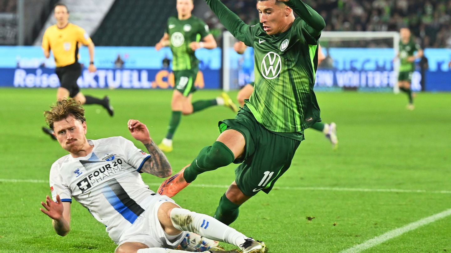 Hartnäckiger Außenseiter: Paderborns Calvin Brackelmann (l) stoppt den Wolfsburger Adam Daghim im Relegations-Hinspiel. Foto: Sw