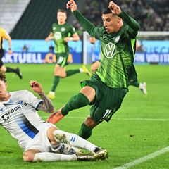 Hartnäckiger Außenseiter: Paderborns Calvin Brackelmann (l) stoppt den Wolfsburger Adam Daghim im Relegations-Hinspiel. Foto: Sw