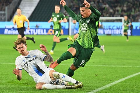 Hartnäckiger Außenseiter: Paderborns Calvin Brackelmann (l) stoppt den Wolfsburger Adam Daghim im Relegations-Hinspiel. Foto: Sw