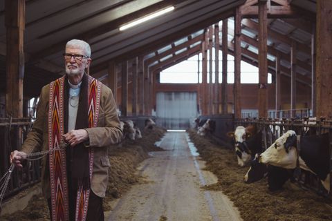 Pater Jörg Müller besucht einen Bauernhof: Dort soll angeblich ein Fluch auf den erkrankten Tieren lasten.