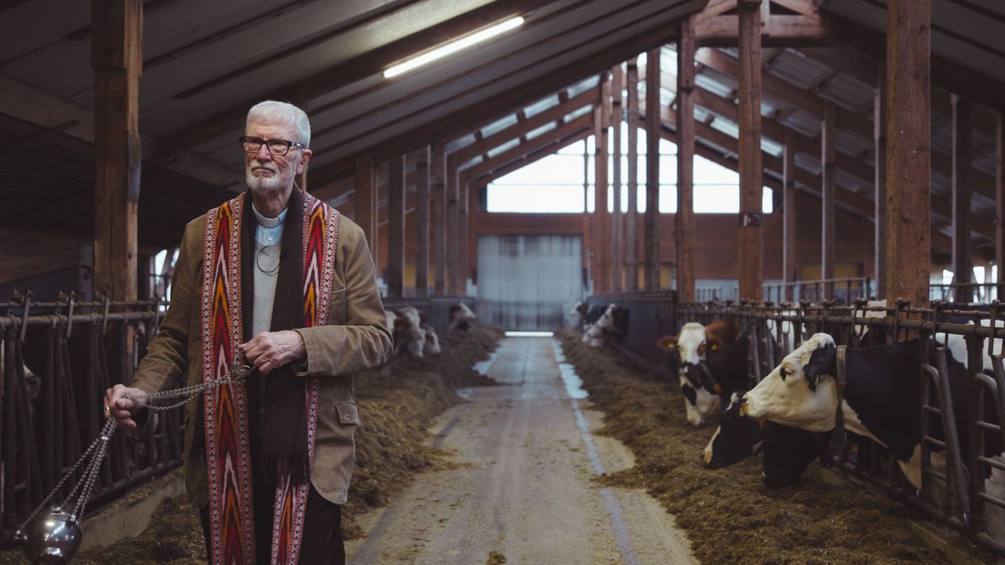 Pater Jörg Müller besucht einen Bauernhof: Dort soll angeblich ein Fluch auf den erkrankten Tieren lasten.