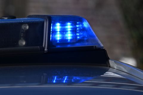 Ein Unfall auf der A8 bei Karlsruhe sorgt für Stau. (Symbolbild) Foto: Bernd Weißbrod/dpa