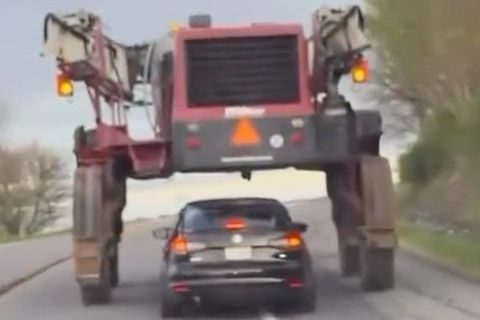 Auto fährt durch Landmaschine hindurch